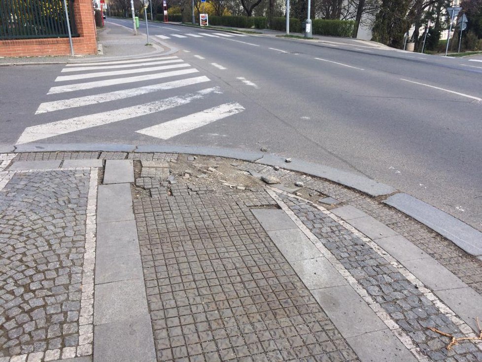 Bezbariérová úprava chodníku dostává pořádně na frak. Může za to bezohlednost řidičů, kteří nárožím pojíždějí.