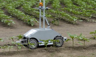 Zemědělští roboti přesně projedou polem a najdou plevel