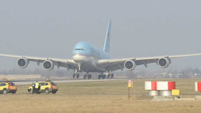 Obří Airbus A 380 na pražském ruzyňském letišti (foto z března 2014)