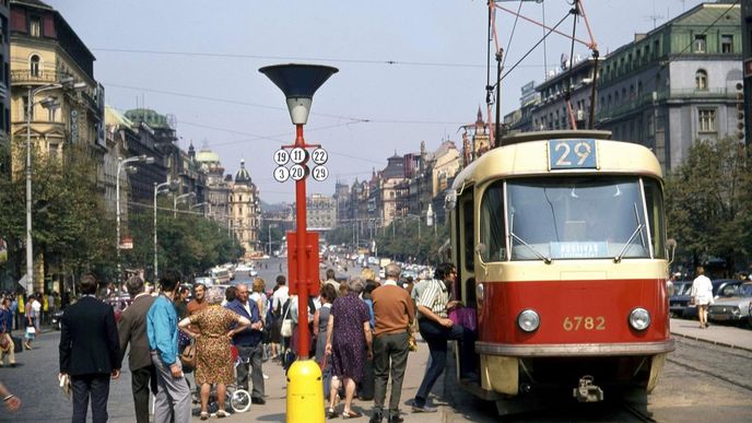 Na pražské Václavské náměstí se možná opět vrátí tramvaje