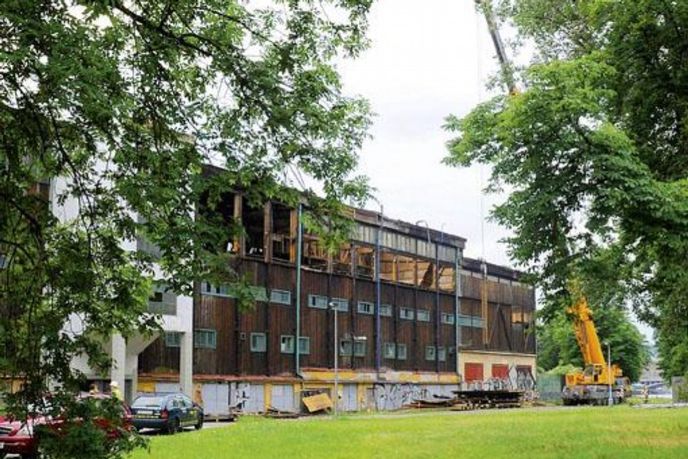 Na pražském ostrově Štvanice začala demolice legendárního zimního stadionu, který byl od roku 1932 prvním umělým kluzištěm v zemi a od roku 2000 kulturní památkou.