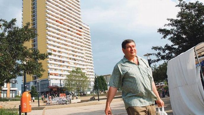 Na první pohled. Že jste „na Východě“, je na sídlišti Marzahn-Hellersdorf znát. Lidé nosí neznačkové košile a levné džíny z tržnice