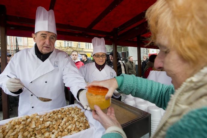 Na rybí polévce, kterou nalévali 24. prosince na Staroměstském náměstí primátorka hlavního města Adriana Krnáčová a ministr financí Andrej Babiš, si pochutnávali bezdomovci i zahraniční turisté.