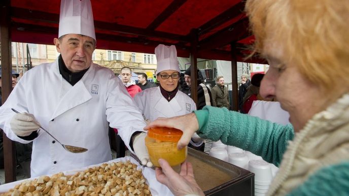 Na rybí polévce, kterou nalévali 24. prosince na Staroměstském náměstí primátorka hlavního města Adriana Krnáčová a ministr financí Andrej Babiš, si pochutnávali bezdomovci i zahraniční turisté.