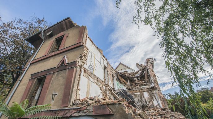 Napůl zdemolovaná vila na pražských Vinohradech v ulici Na Šafránce 12 je podle stavebního úřadu chráněna před působením povětrnostních vlivů.