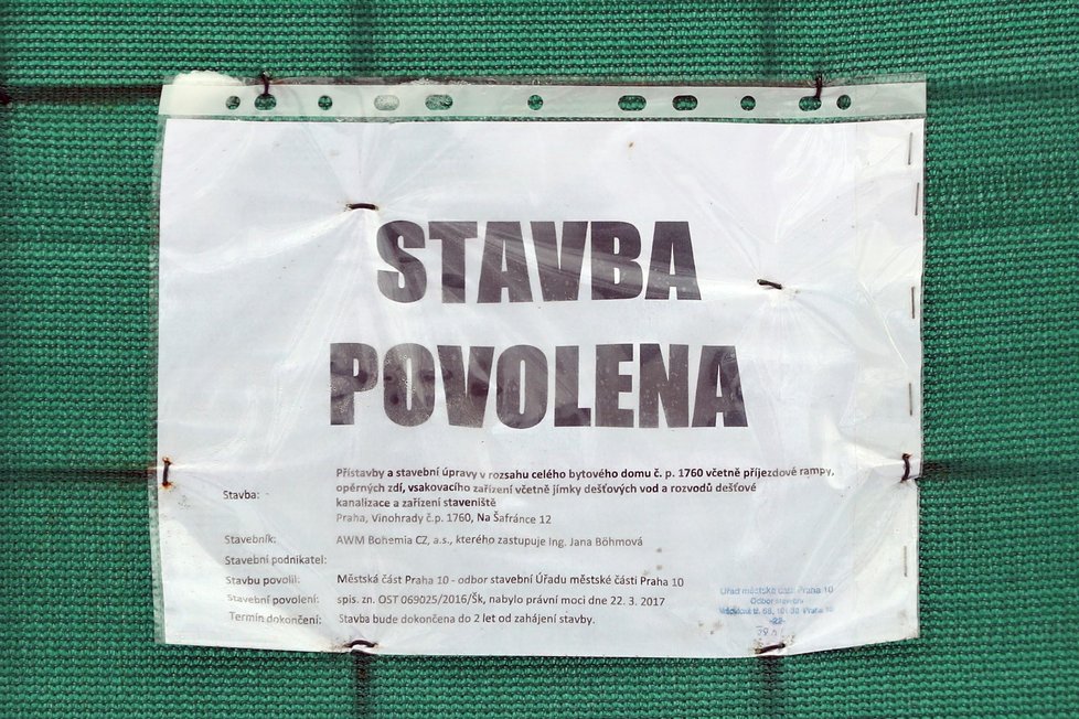 Majitel začal vilu demolovat bez povolení úřadů. Původně měl mít povolení jen k postupným stavebním úpravám. Ne k demolici.