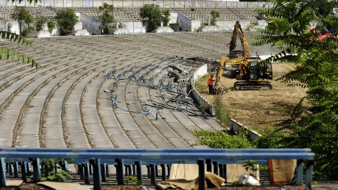 Na Slovensku začali bourat slavný fotbalový stadion Tehelné pole, který v minulosti hostil zápasy československé reprezentace i federální derby a byl svědkem úspěchů Slovanu Bratislava. V posledních letech ovšem stavba chátrala. Na jejím místě má v průběhu dvou let s finanční podporou státu vyrůst nová aréna pro asi 20 tisíc diváků.