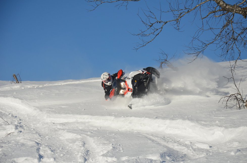 Co může vypadat jako nekoordinovaný pád, je ve skutečnosti mistrně předvedený obrat se Ski-Doo Renegade Backcountry „na pětníku“.