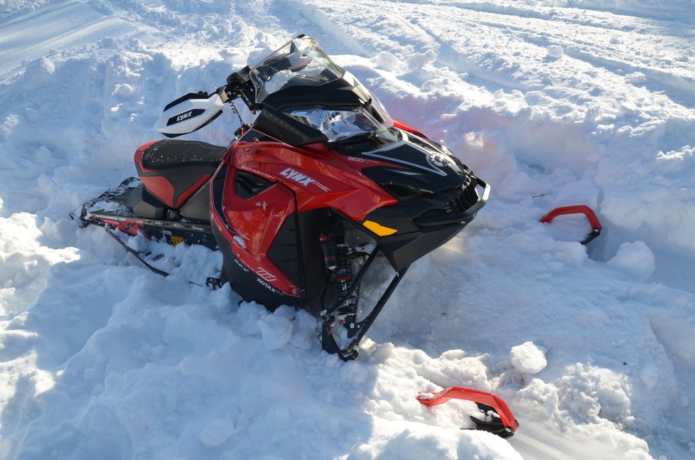 Lynx Rave RE 800 R je příbuzný Ski-Doo MX Z, oba tvoří špičku mezi sportovními skútry. 163 koní nás rozpálilo, stejně jako vykopávání, když jsme se zahrabali v měkkém sněhu.