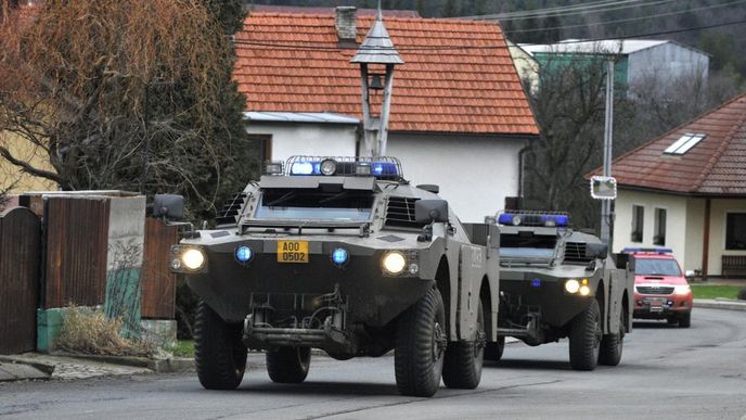 Na snímku z 22. prosince projíždějí vozidla pyrotechniků Haluzicemi k areálu vybuchlého muničního skladu v nedalekých Vrběticích, části obce Vlachovice na Zlínsku. Bezpečnostní devítidenní lhůta bez neřízených výbuchů skončila, pyrotechnici začali areál čistit.