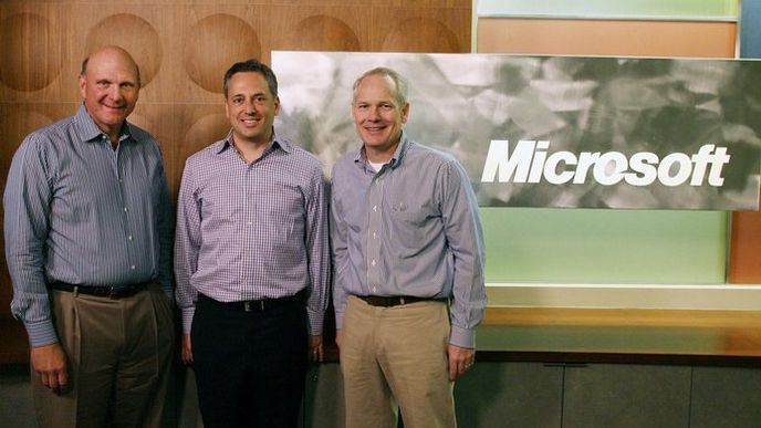 Na sociální a cloudovou budoucnost. Zleva: šéf Microsoftu Steve Ballmer, spoluzakladatel a šéf Yammeru David Sacks a ředitel divize Office v Microsoftu Kurt DelBene.