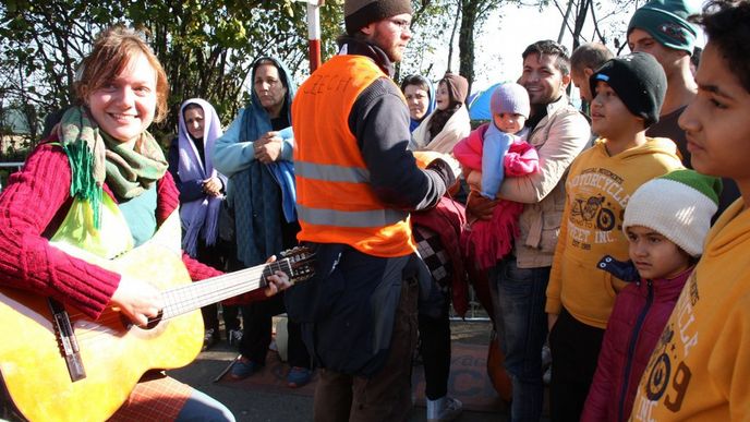 Na srbsko-chorvatském hraničním přechodu Berkasovo-Bapska, kudy procházejí uprchlíci, pomáhají dobrovolníci z takzvaného Czech Teamu. Snímek z 30. října