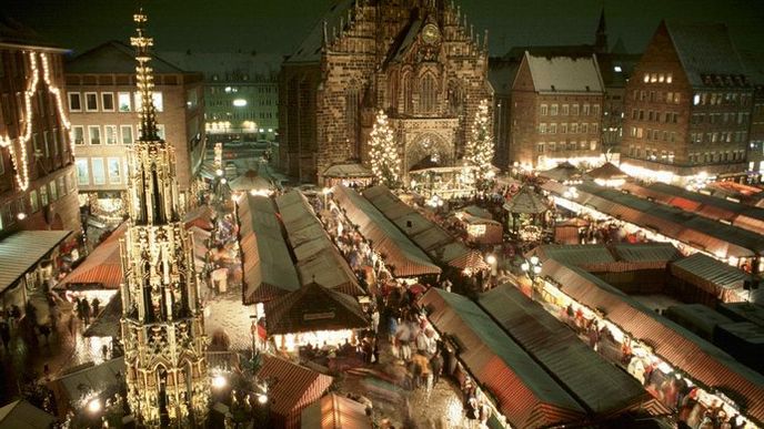 Na stánky rozprostřené na norimberském náměstí Hauptmarkt shlíží fasáda mariánského kostela založeného Karlem IV.