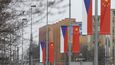 Na stožárech veřejného osvětlení podél Evropské třídy v Praze visely čínské a české vlajky (na snímku z 23. března).