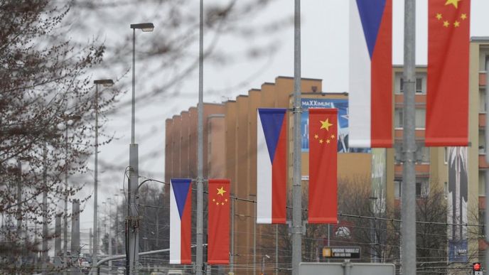 Na stožárech veřejného osvětlení podél Evropské třídy v Praze visely čínské a české vlajky (na snímku z 23. března).