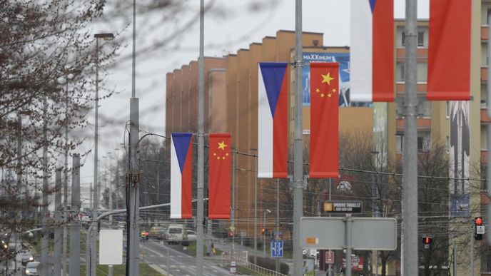 Na stožárech veřejného osvětlení podél Evropské třídy v Praze visely čínské a české vlajky (na snímku z 23. března). Na stožárech veřejného osvětlení podél Evropské třídy v Praze visely čínské a české vlajky (na snímku z 23. března).