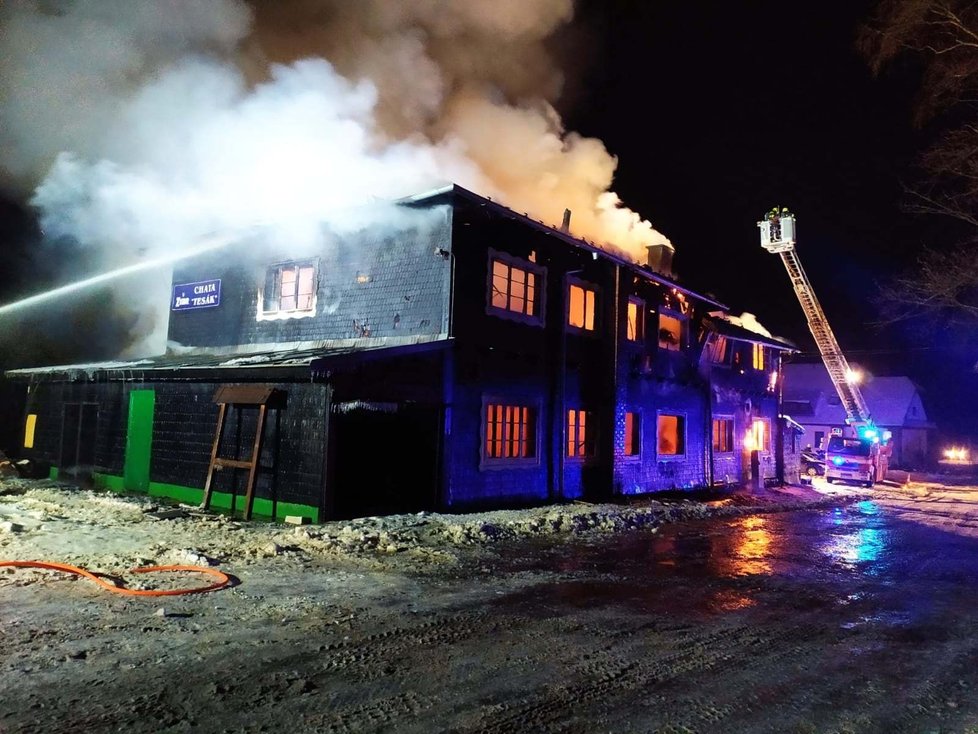 Plameny zachvátily známou chatu  Na Tesáku v Hostýnských vrších (29. 1. 2022)
