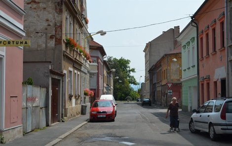 Na této křižovatce k napadení obou mužů došlo.