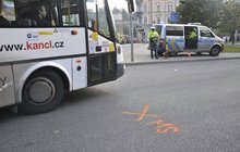 Bude ještě chodit? Autobus přejel klukovi (15) nohy!