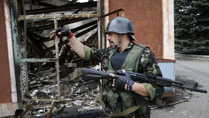 Na Ukrajině stále dochází k porušování příměří - proruský rebel na snímku stojí před místním dolem v Doněcku, který zasáhlo ostřelování