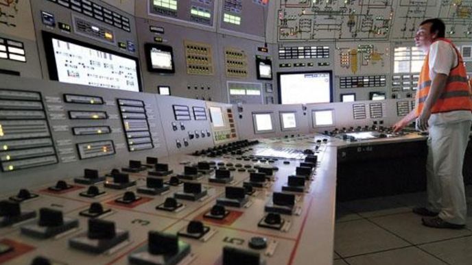 Na vyšší výkon.
V Jaderné elektrárně Dukovany
začal v pátek naplno
fungovat ve vyšším výkonu
500 megawattů druhý ze čtyř
atomových bloků. Ke zvýšení
výkonu ze 460 megawattů
přispěla rozsáhlá výměna
technických zařízení i posílení
výkonu reaktoru tohoto bloku
o pět procent. U prvního
dukovanského bloku stoupl
výkon na 500 megawattů už
předloni. V pořadí třetí blok
bude za stejným účelem modernizován
v tomto roce.