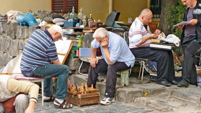 Na západní frontě klid. Na bazaru v centru Lvova nic
nevypodívá o tom, že zem je na prahu občanské války