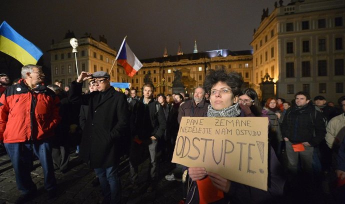Na Zemanovy nepřijatelné výroky k Ukrajině nedávno upozornili také demonstranti před Pražským hradem (19. listopadu 2014)
