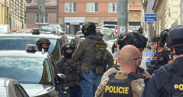 Zásahovka na Palmovce: Muž vyhrožoval sebevraždou! Policie ho zpacifikovala