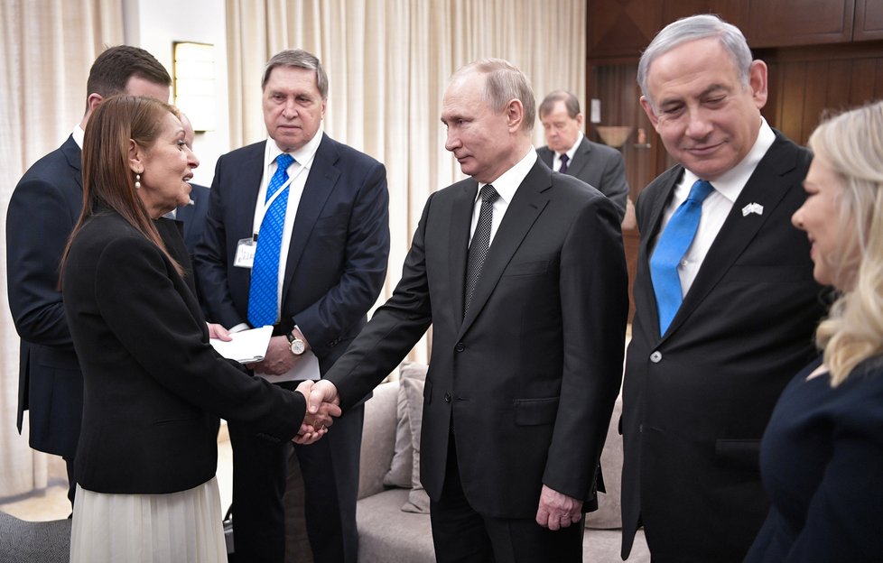Matka izraelské pašeračky Naamy s Vladimirem Putinem, Benjaminem Netanjahuem a jeho manželkou Sarou