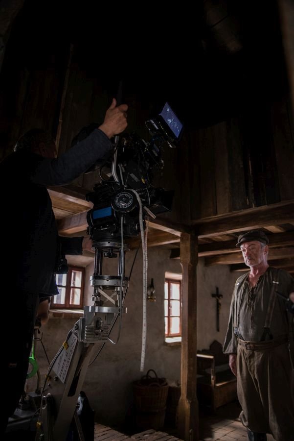 Ve druhé fázi natáčení filmu Nabarvené ptáče režiséra Václava Marhoula si zahrál Udo Kier.