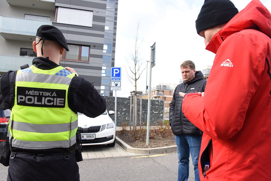 Hlídka městské policie odtah nevolí. Sáhla by k němu pouze v případě, pokud by přijel elektromobil a chtěl nabíjet.