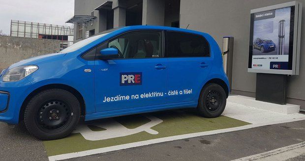 Majitelé elektromobilů mohou nově od března nabíjet svá vozidla v OC Lužiny