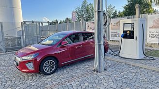 Prodeje elektromobilů v Česku vzrostly takřka dvojnásobně, i tak je země na unijním chvostu