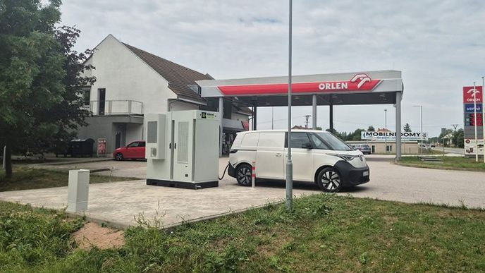 DC nabíječka na čerpací stanici ORLEN v Sadové u Hradce Králové DC nabíječka na čerpací stanici ORLEN v Sadové u Hradce Králové