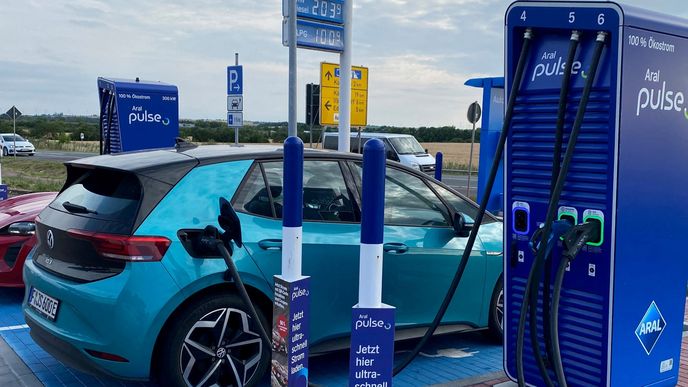 Nabíjecí síť pro elektromobily pokulhává za počty prodaných vozů na elektřinu