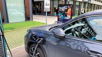 Komplikací může být i samotné auto. Když je nabíjecí zdířka napravo, potřebuje vozíčkář víc místa z obou stran. Nabíjení vlevo je tedy přátelštější. Komplikací může být i samotné auto. Když je nabíjecí zdířka napravo, potřebuje vozíčkář víc místa z obou stran. Nabíjení vlevo je tedy přátelštější.