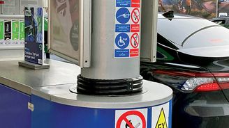 U benzinky stačí třikrát zatroubit, a obsluha vám přijde natankovat. Je jedno, o jakou značku jde. Funguje to tak i v zahraničí. U benzinky stačí třikrát zatroubit, a obsluha vám přijde natankovat. Je jedno, o jakou značku jde. Funguje to tak i v zahraničí.