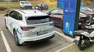 Heřman Volf sestaví svůj invalidní vozík a postaví ho vedle auta, kde potřebuje mít víc místa. Přesedne na vozík. Pokud má konektor pro dobíjení zprava, musí auto objet, vzít kabel, přiložit čip a může dobíjet. Heřman Volf sestaví svůj invalidní vozík a postaví ho vedle auta, kde potřebuje mít víc místa. Přesedne na vozík. Pokud má konektor pro dobíjení zprava, musí auto objet, vzít kabel, přiložit čip a může dobíjet.