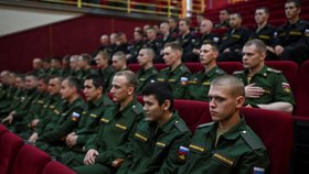 Rekruti nastupují na vojnu (Omsk, 17. 5. 2022).