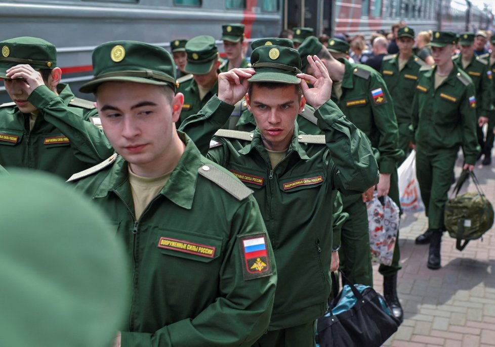 Rekruti nastupují na vojnu (Omsk, 17. 5. 2022).