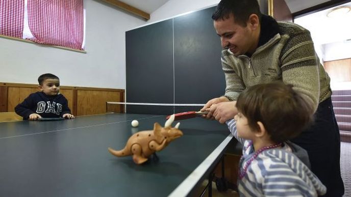 Na snímku z 29. ledna je osmadvacetiletý Marwán Matti s dcerou Masarrou a se synem Sámirem (vlevo). Na snímku z 29. ledna je osmadvacetiletý Marwán Matti s dcerou Masarrou a se synem Sámirem (vlevo).