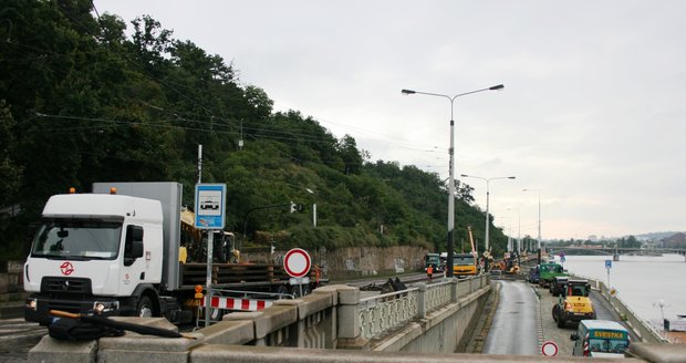 Rekonstrukce tramvajové trati na Nábřeží Edvarda Beneše (31. srpna 2021)