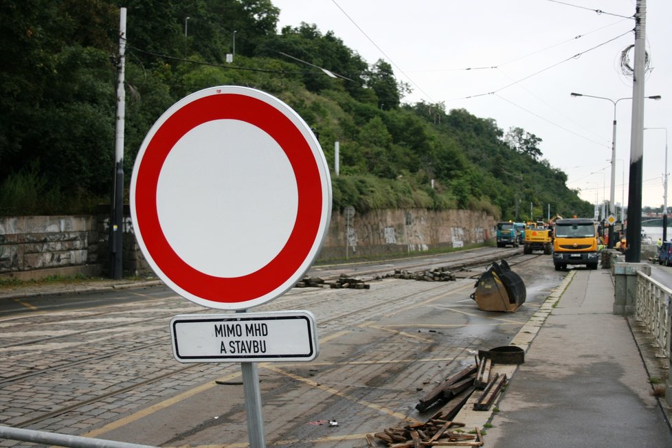 Rekonstrukce tramvajové trati na Nábřeží Edvarda Beneše (31. srpna 2021)