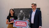 Nábřeží u Karlova mostu nese jméno Karla Schwarzenberga: Provizorní tabuli dodala TOP 09