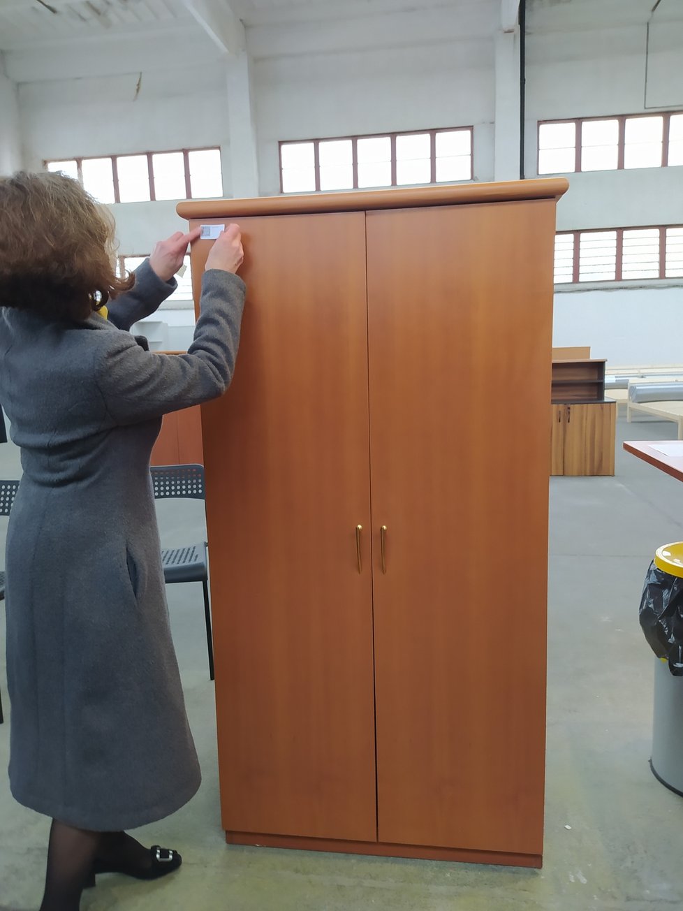 Radní hl. m. Milena Johnová měla tu čest umístit první samolepku s inventárním číslem na jeden z darovaných kusů nábytku.