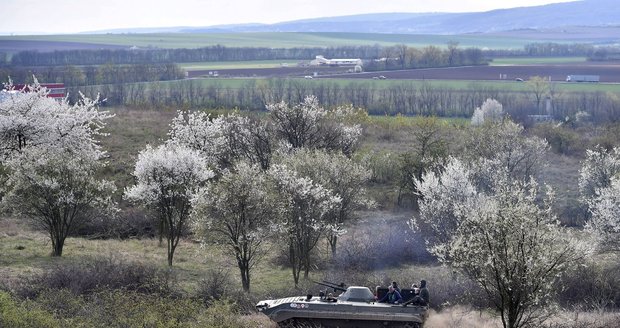 Načeratický kopec u Znojma kypří ekologové za pomoci tanků.