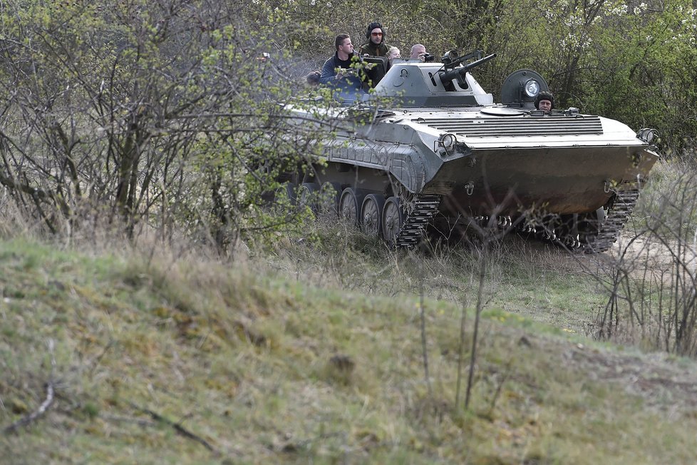 Načeratický kopec u Znojma kypří ekologové za pomoci tanků.