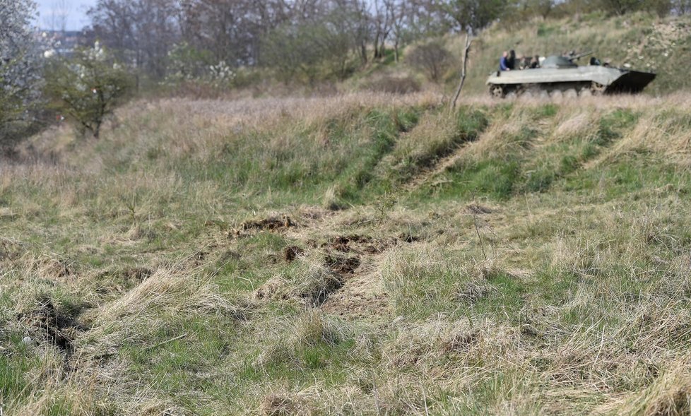 Načeratický kopec u Znojma kypří ekologové za pomoci tanků.