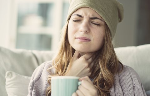 Trápí vás kašel nebo bolest v krku? Vyrobte si domácí jitrocelový sirup a šalvějové bonbony