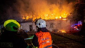 Požár domu na Náchodsku: Hasiči zachraňovali dobytek!